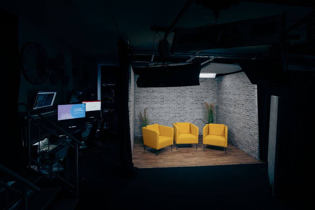 AV Studio – Aufnahmeset mit drei gelben Sesseln und Regiepult