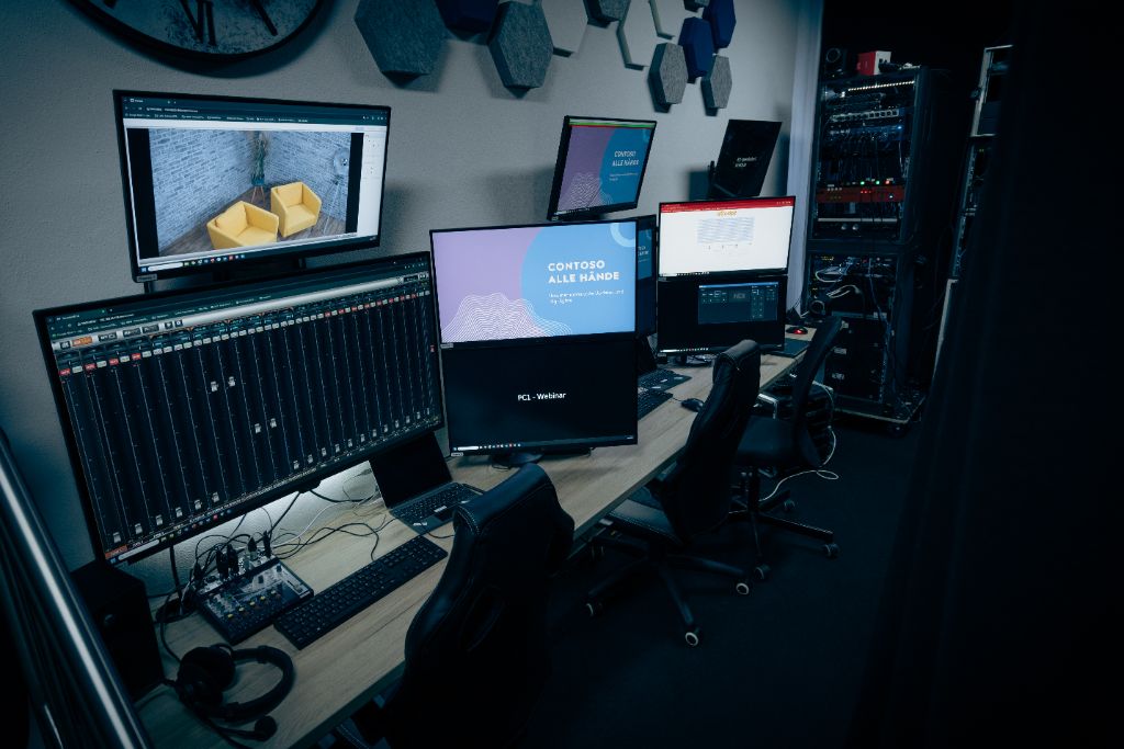 AV Studio – Professionelles Regiepult mit Mischpult und Monitoren