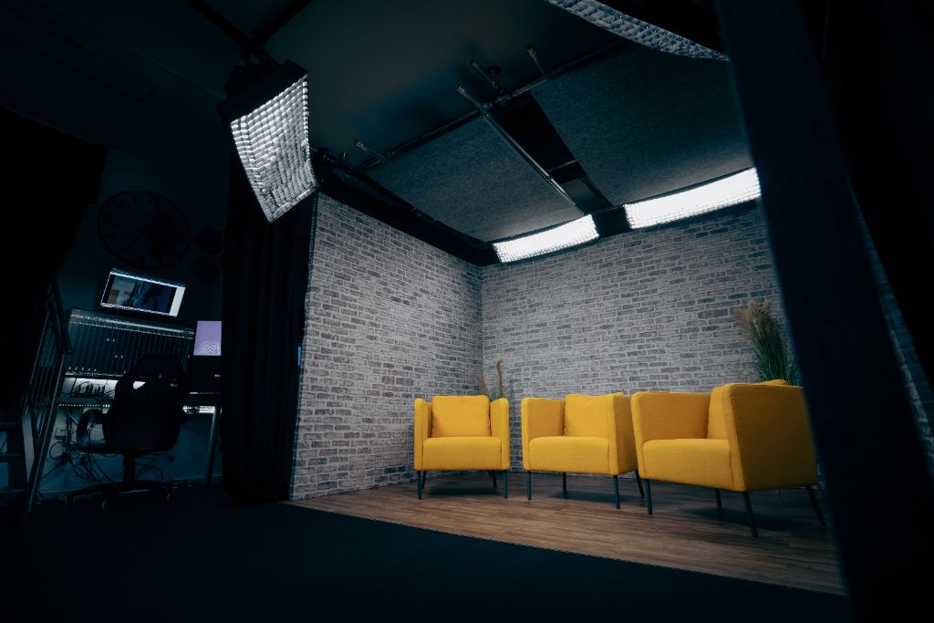 AV Studio – Studiobühne mit Sesseln und professioneller Beleuchtung