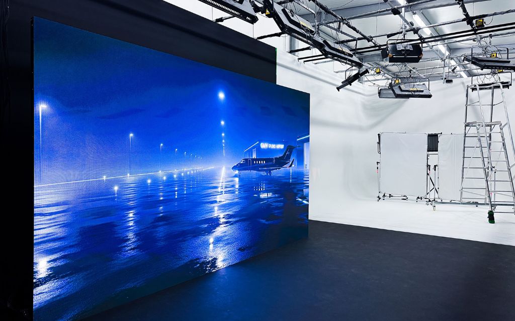GMW LED Studio Ingolstadt – LED-Wall mit Flugzeug-Szene und Cyclorama