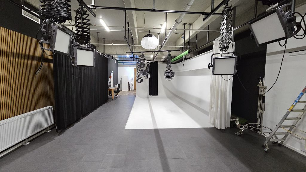 Möbelhof Studio – Gesamtansicht mit Cyclorama und Beleuchtung