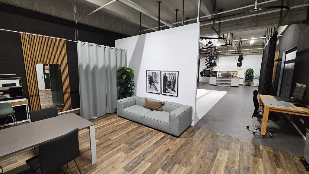 Möbelhof Studio – Küche Detailansicht mit Spüle und Kühlschrank