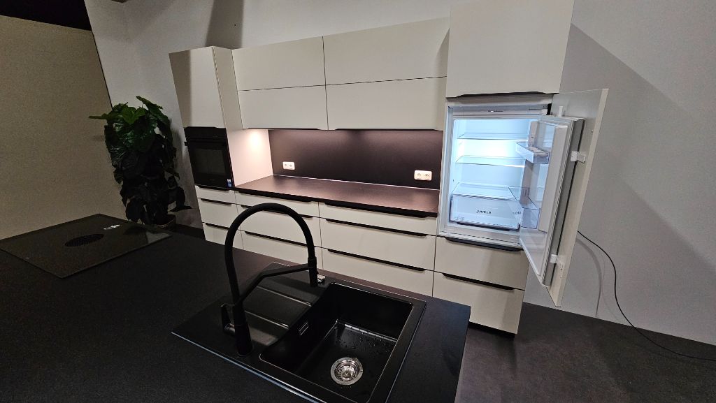 Möbelhof Studio – Showküche Frontansicht mit Kochinsel