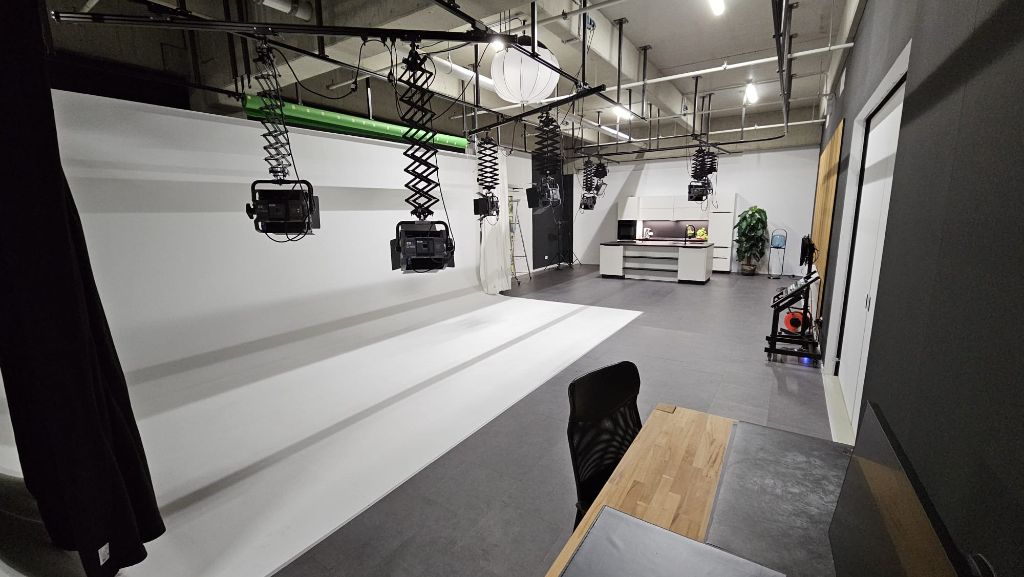 Möbelhof Studio – Wohnbereich Lounge mit Couch und Holzboden